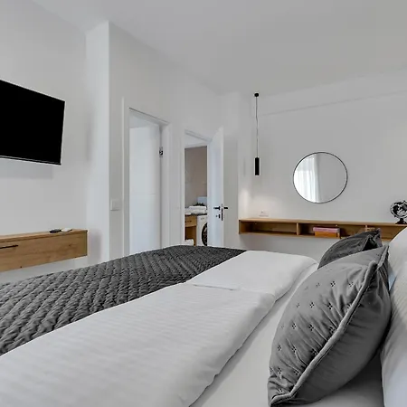 Easy Times 2 - Exklusiv マカルスカ